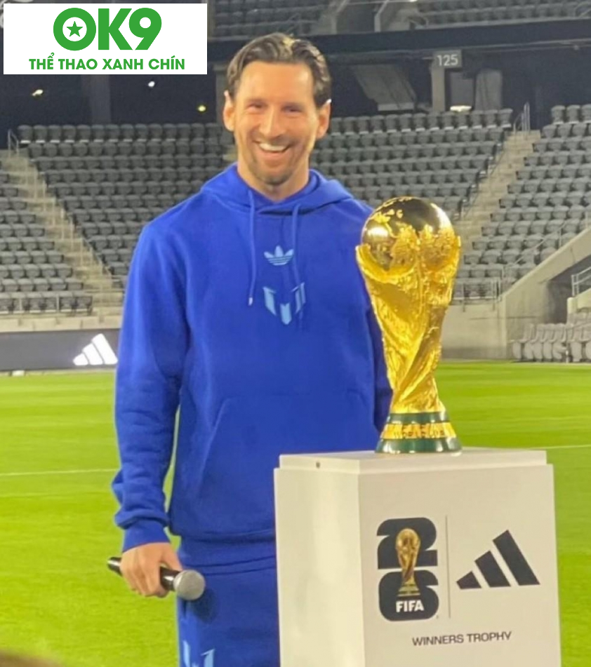 Messi rạng rỡ bên chiếc cúp World Cup Messi rạng rỡ bên chiếc cúp World Cup