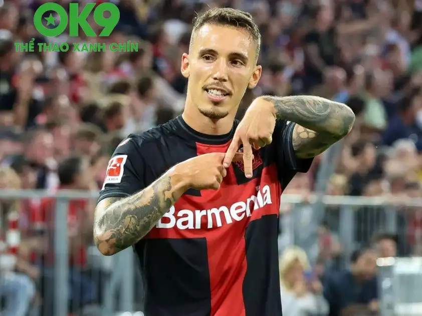 Grimaldo vừa lập cú đúp sút phạt ấn tượng vào lưới Frankfurt (Ảnh: Bundesliga) Grimaldo vừa lập cú đúp sút phạt ấn tượng vào lưới Frankfurt (Ảnh: Bundesliga)